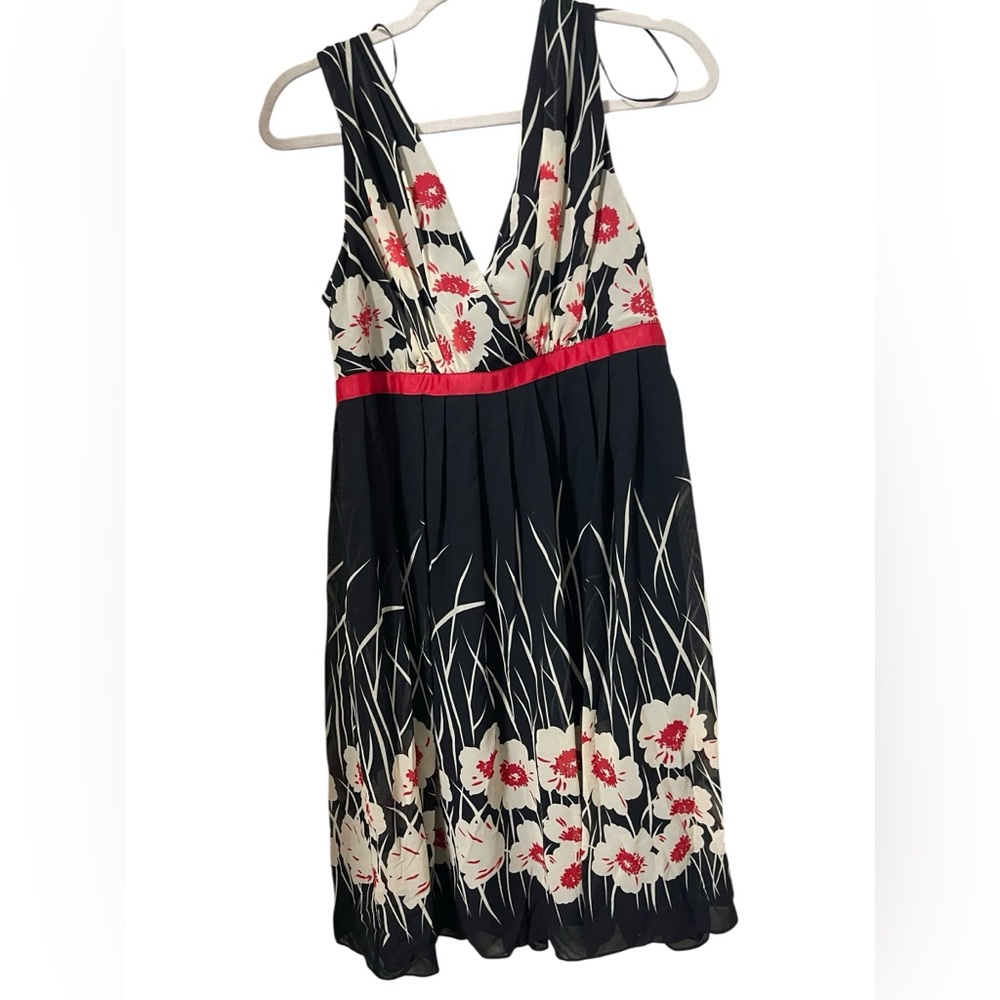 💙DRESS BARN, FLORAL BLACK/ RED SLEEVELESS, PLEADED DRESS - Picture 7 of 11